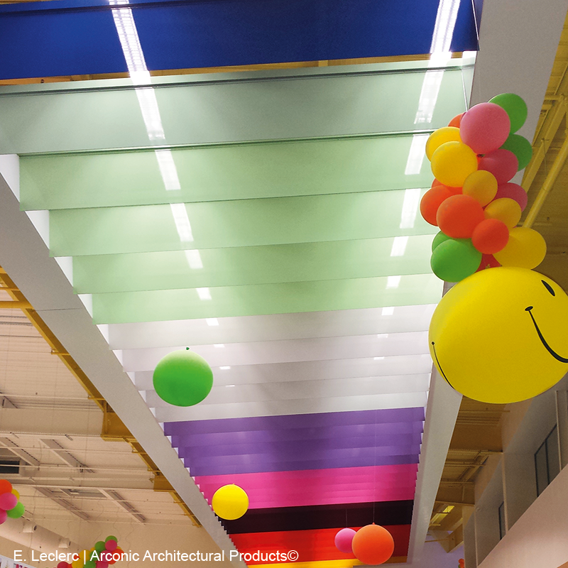 Plaques d'aluminium en couleur sur un plafond de zone commerciale